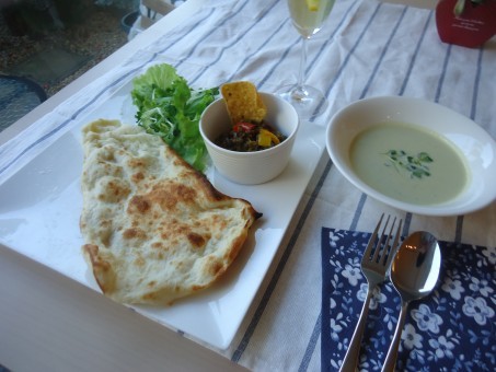 カレー・ナン・アボガドスープ